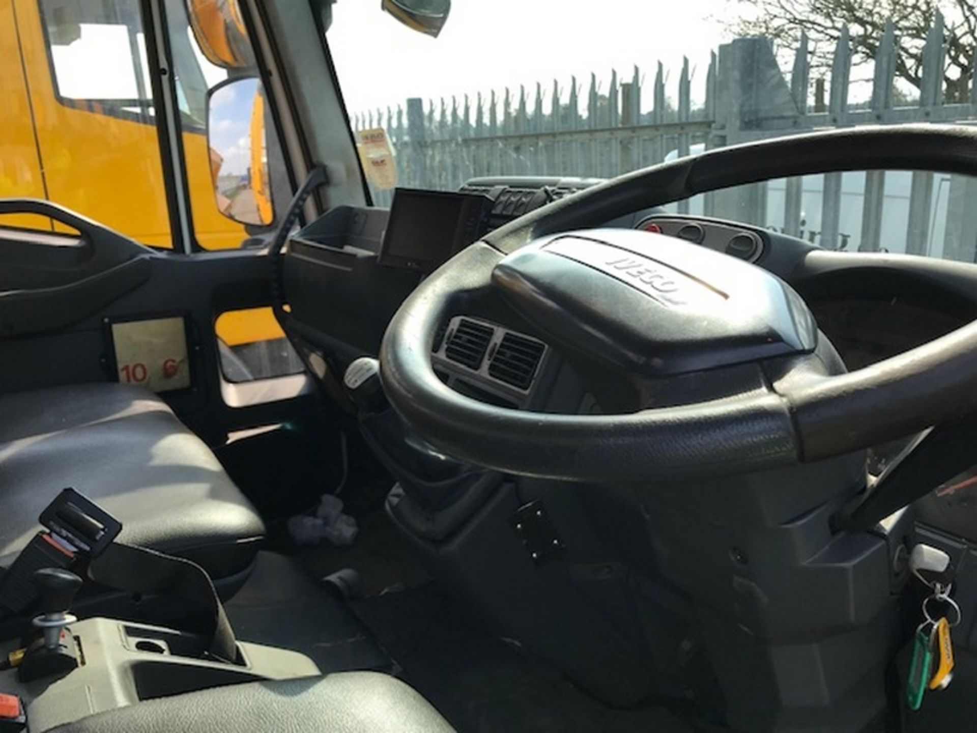 IVECO EUROCARGO 75 E16 4x2 Cage Sided Tipper Diesel - MX08MWD - Image 4 of 5