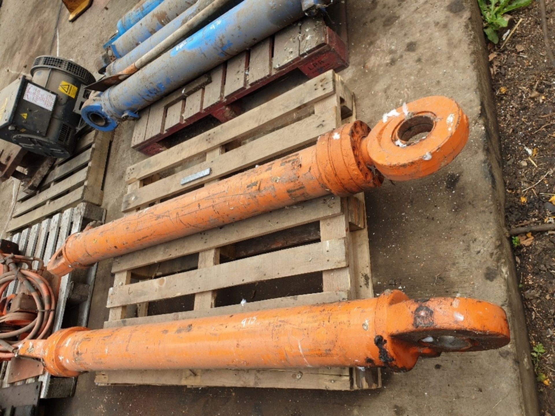 2 x Hydraulic Rams