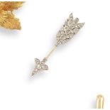 Broche flèche en or gris 18K (750°/00) et platine (950°/00). - Années 30. [...]