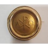 Broche alpha & oméga en or 18K (750°/00). - Poids : 8,48 g. -