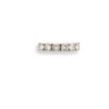 Demi-alliance américaine en or gris 18K (750°/00) sertie de six diamants ronds t. [...]