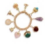 Bracelet en or jaune 18K (750°/00) retenant dix charms en quartz rose, jaspe [...]