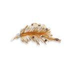 Broche plume en or jaune 18K (750°/00) ornée de diamants ronds brillantés et de [...]