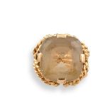 Bague en fils d'or jaune 18K (750°/00) ornée d'un quartz fumé taillé en coussin. [...]