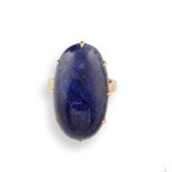 Bague ovale en or 18K (750°/00) avec cabochon de lapis-lazuli. L'anneau à ressort. [...]