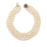 Collier quatre rangs de perles de culture légèrement baroques, fermoir à cliquet [...]