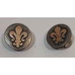 Boutons de manchette fleur de lys en argent et or, l'attache en métal cassée. Poids [...]