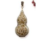 Pendentif en jade ajouré monté argent. Chine XXe siècle. Poids brut : 20.22 g -