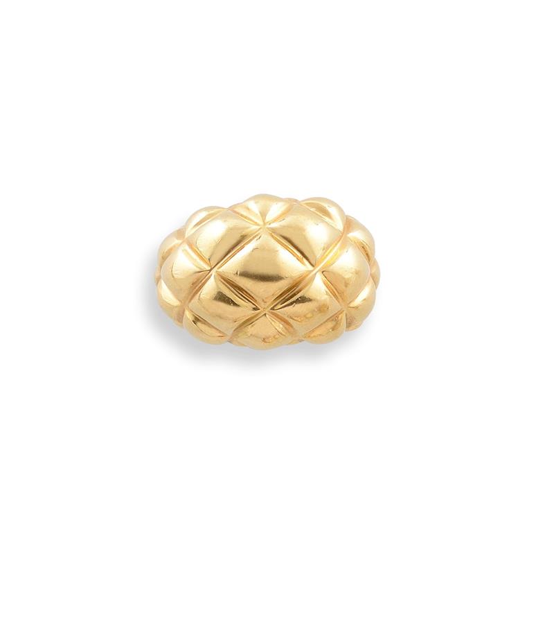 CHAUMET. Bague bandeau en or jaune 18K (750°/00) à motifs croisillons. Années [...]