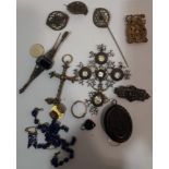 Lot comprenant : trois coqs de montre montés en broche, pendentif, deux broches, [...]
