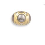 Bague dôme en or jaune 18K (750°/00) ornée d'une perle grise de Tahiti (culture). [...]