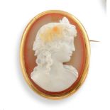 Broche en or jaune 18K (750°/00) avec camée buste de Bacchus de profil. XIXe [...]