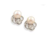 Paire de boucles d'oreilles en or gris 18K (750°/00) à motif d'enroulements sertis [...]