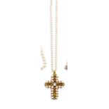 Pendentif croix en métal plaqué or partiellement émaillé noir orné de perles de [...]