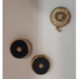 Paire de boutons de manchette en onyx et or 18K (750°/00) avec perles cassées et [...]