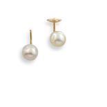 Paire de boucles d'oreilles en or jaune 18K (750°/00) retenant une perle d'eau douce [...]