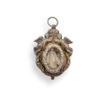 Petit pendentif en argent repoussé encadré par des anges, contenant anciennement [...]