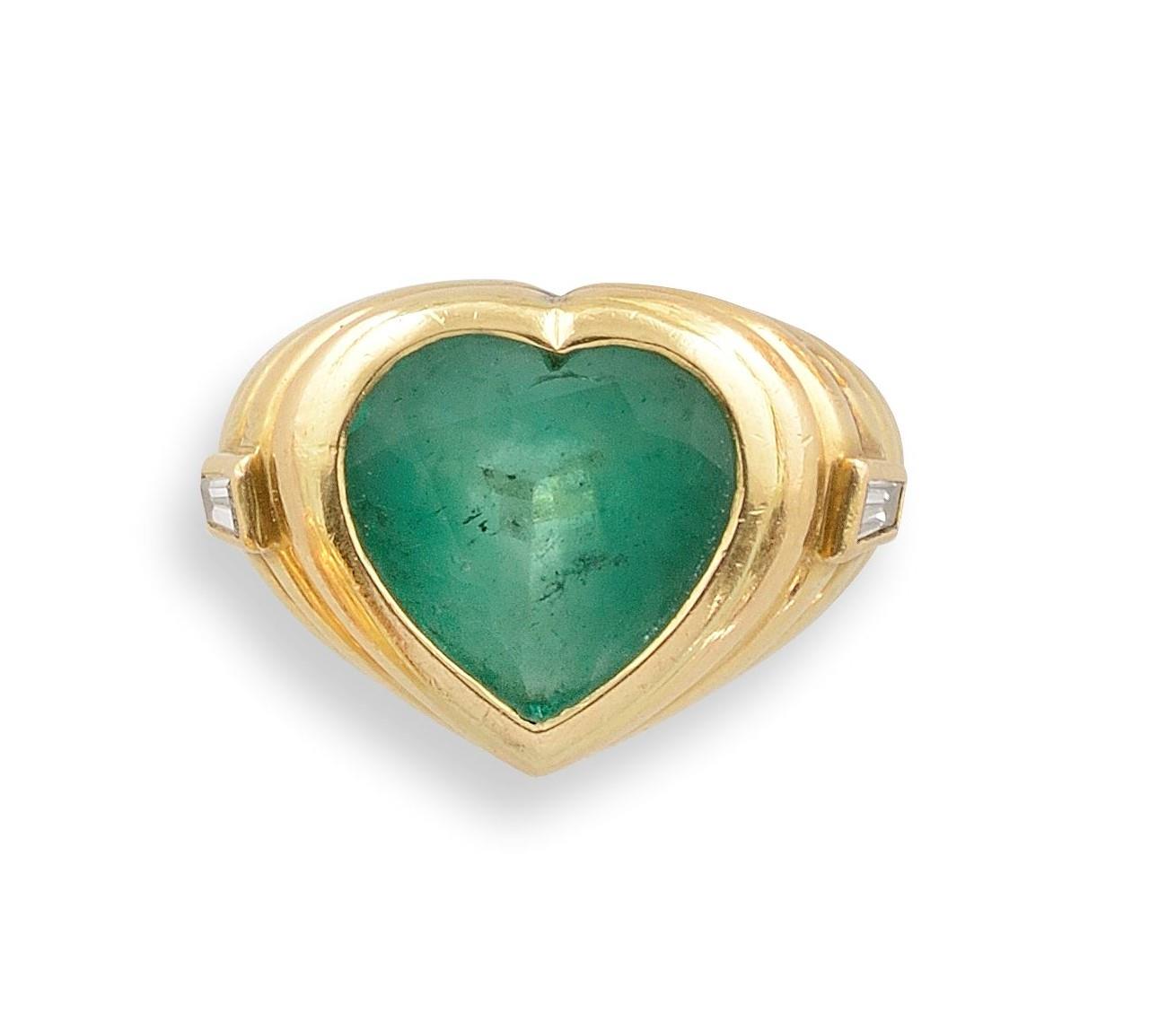 REPOSSI. Bague coeur en or jaune 18K (750°/00) ornée d'une émeraude pesant env. [...]