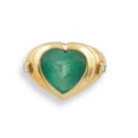 REPOSSI. Bague coeur en or jaune 18K (750°/00) ornée d'une émeraude pesant env. [...]