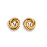 Paire de clips d'oreilles à motif d'enroulement cordé en or jaune 18K (750°/00). [...]