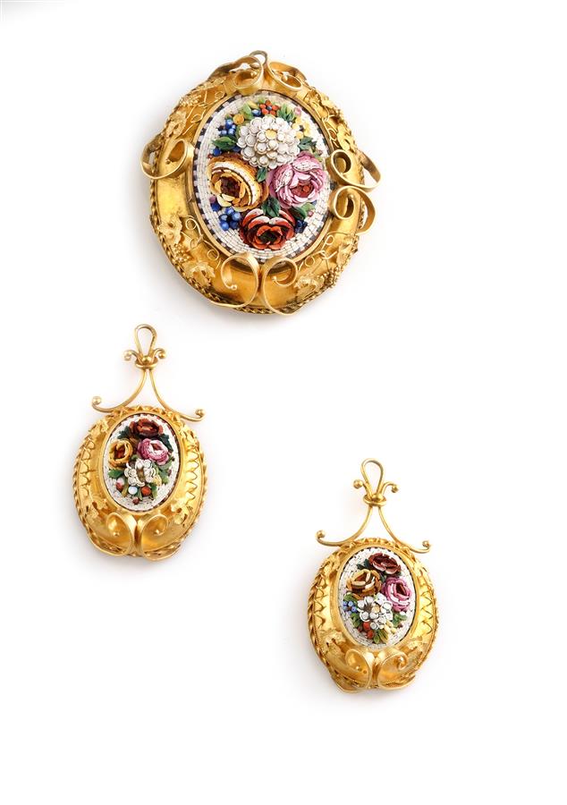 Parure en or 18K (750°/00) et micro-mosaïques : boucles d'oreilles et pendentif [...]