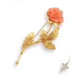 Broche à motif de rose en or jaune 18K (750°/00), la fleur est réalisée au moyen [...]