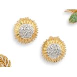 Paire de boucles d'oreilles à motif de chrysanthème en or jaune brossé 18K [...]