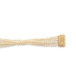 Bracelet manchette six rangs de perles keishi, fermoir à cliquet ciselé de motifs [...]
