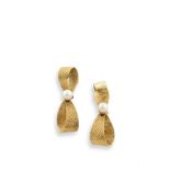 Paire de clips d'oreilles en or jaune 18K (750°/00) formant des noeuds ornés de [...]