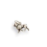 Pendentif chien en argent. Poids : 2,09 g. -