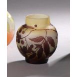 ÉTABLISSEMENT GALLÉ. Vase boule en verre multicouches blanc et mauve à décor [...]