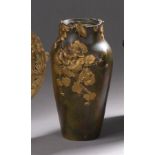 Frédéric DEBON (XIXe-XXe siècle). Vase à décor de fleurs et d'un [...]