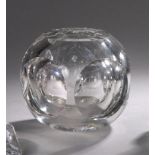BACCARAT. Vase boule à cinq faces en cristal. H : 15 cm. Très légers éclats au [...]