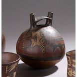 Culture Nazca, Pérou (100-700 après JC) Vase étrier en terre cuite à décor d'un [...]