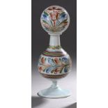 Porte-perruque ou vase couvert sur piédouche en verre opalin blanc à décor [...]