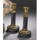Paire de bougeoirs en marbre bleu turquin et bronze doré. Fin du XVIIIe, début du [...]