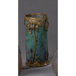 Adrien DALPAYRAT (1844-1910). Vase en grès vert et pourpre à monture en métal [...]