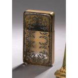 Flacon à parfum en verre moulé, émaillé de fleurs et doré. Vers 1900. 12,58 x [...]