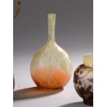 ÉTABLISSEMENT GALLÉ. Vase soliflore en verre multicouches orange et vert à décor [...]