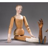 Mannequin en bois articulé, le buste, les mains et les pieds polychrome. H : 104 [...]