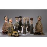 Lot de marionnettes habillées, certaines du théâtre de Guignol, têtes en bois [...]