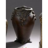 GEO, vers 1900. Vase en bronze patiné à décor en relief de prunelles. Signé. H : [...]