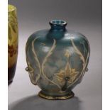ÉCOLE DE NANCY, dans le goût de Gallé. Vase boule en verre irisé à décor [...]