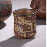 Culture Nazca, Pérou (100-700 après JC) Vase en terre cuite au serpent. H : 8,5 cm [...]