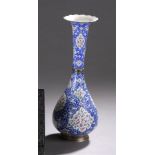 Vase soliflore sur talon, émaillé à col ouvert, à collerette, décor de rinceaux [...]