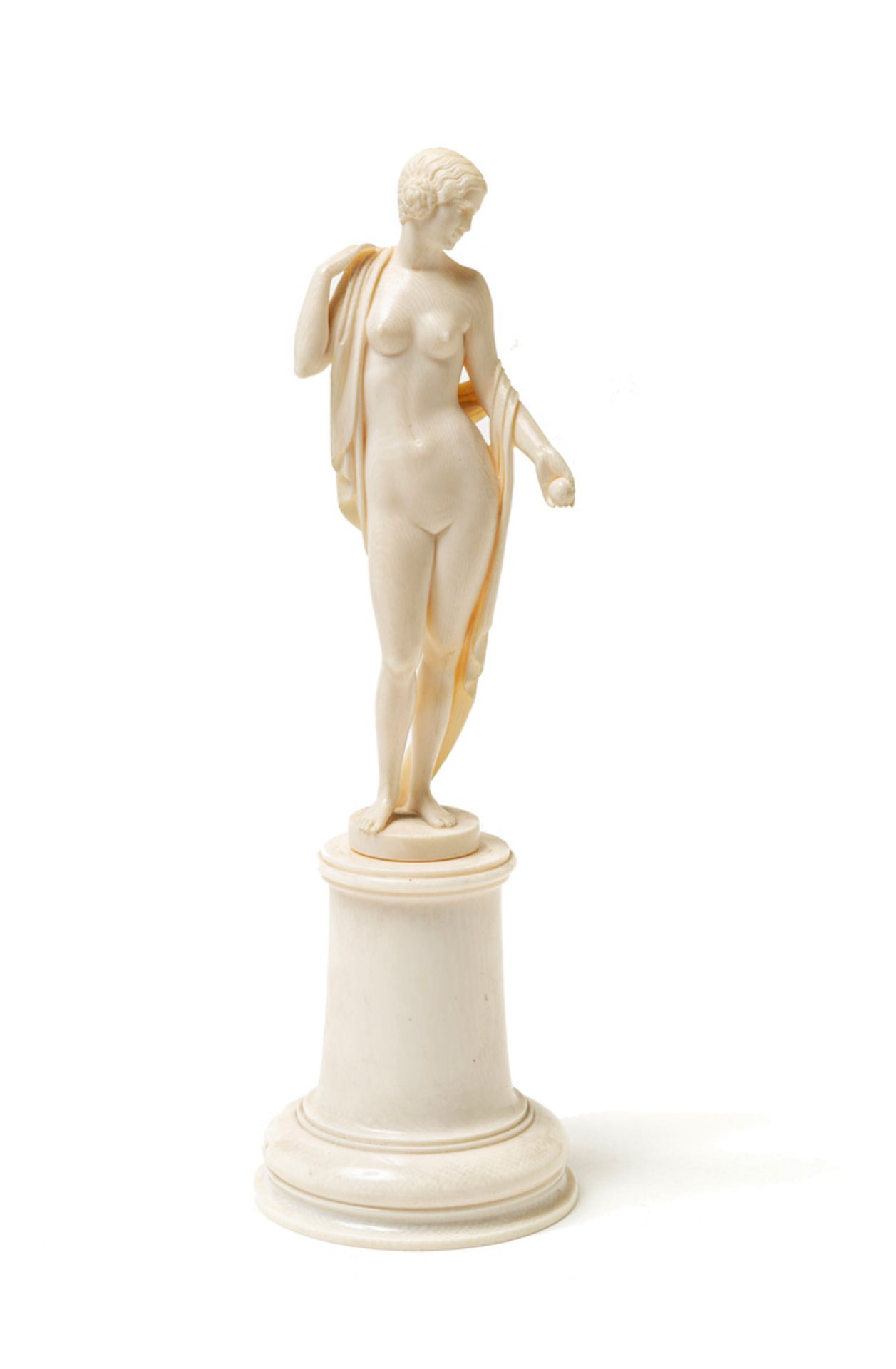 E. R. Femme nue drapée tenant une pomme, vers 1930. - Statuette en ivoire [...]