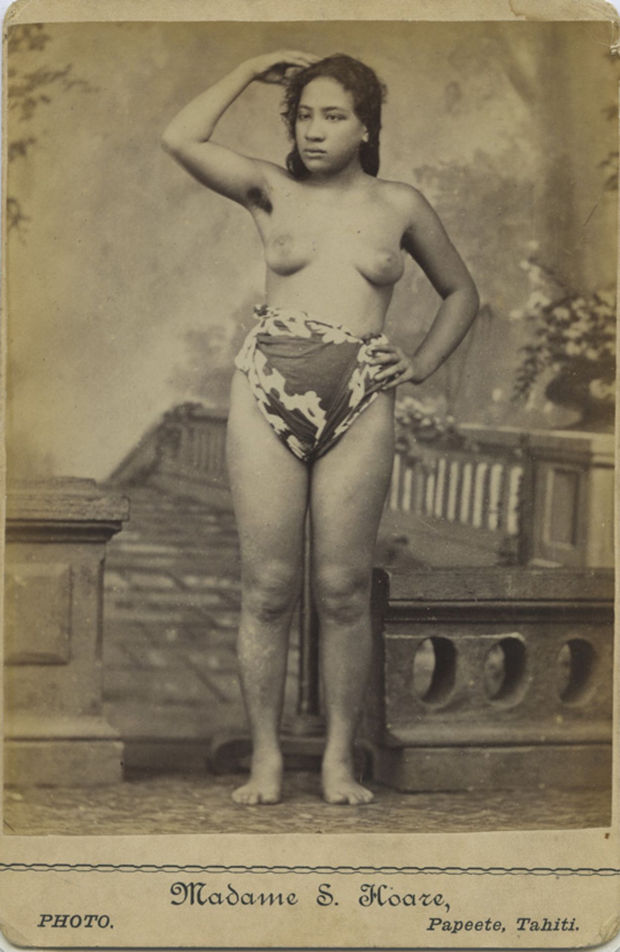 Madame S. HOARE, Papeete, Tahiti. Jeune Tahitienne en studio, devant une toile [...]