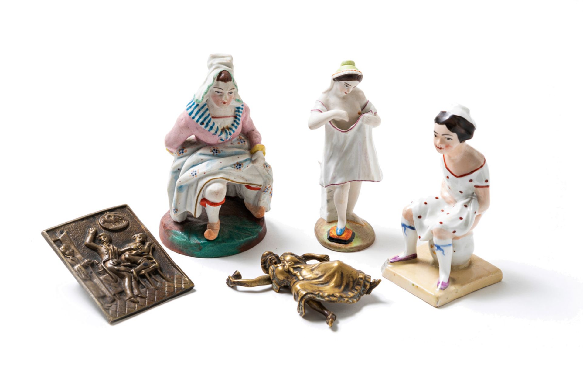 [Artistes non identifiés]. - Trois figurines en porcelaine, une plaque de bronze [...]