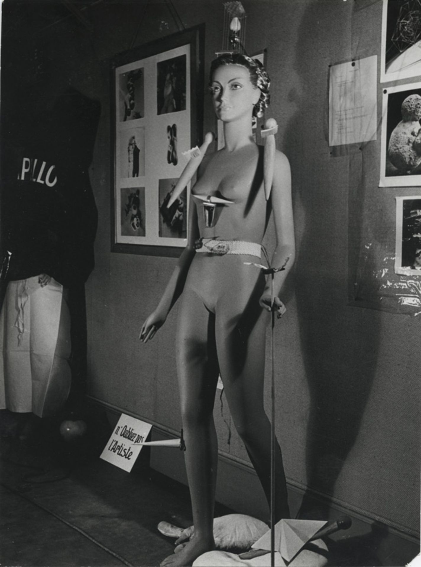 Denise BELLON (1902-1999). - Mannequin d’Yves TANGUY. - Épreuve argentique [...]