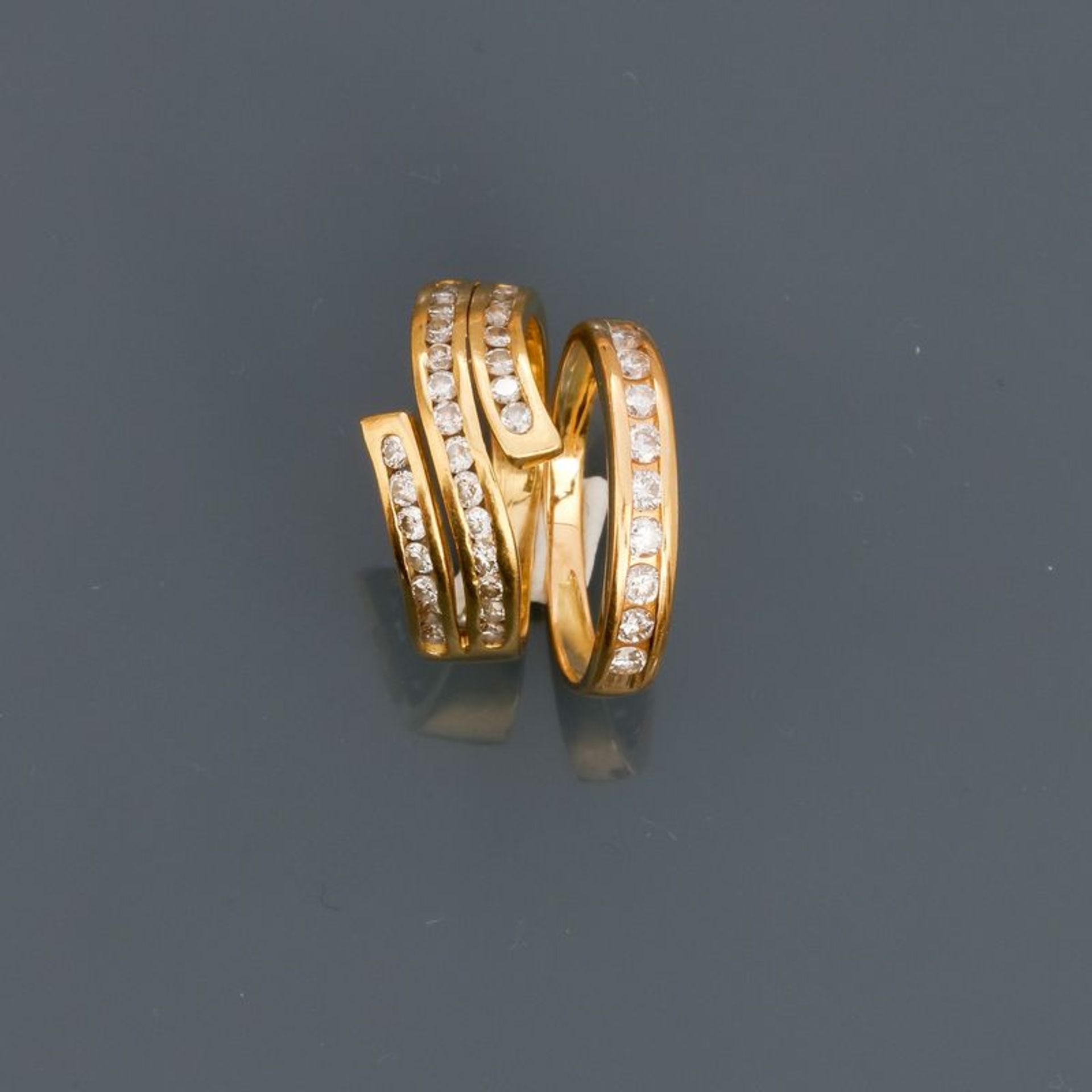 Lot : demi alliance et bague en , 750 MM, ornées de diamants, taille : 47/47, poids [...]